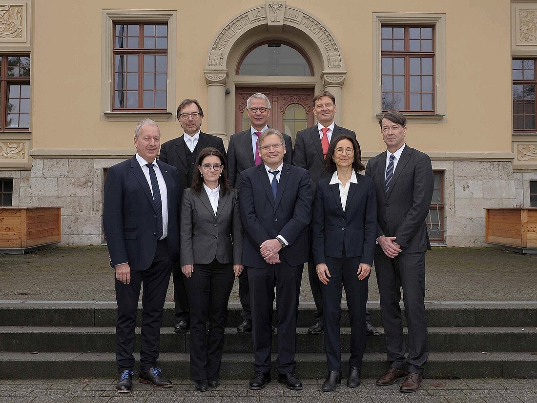 Das Bild zeigt die Mitglieder des Thüringer Verfassungsgerichtshofs ohne Frau Juniorprofessorin Dr. Klafki